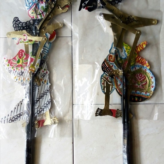 Sepasang wayang kulit arjuna srikandi