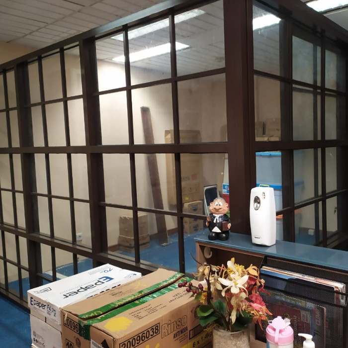 Partisi Pembatas Ruangan Aluminium Kaca Original