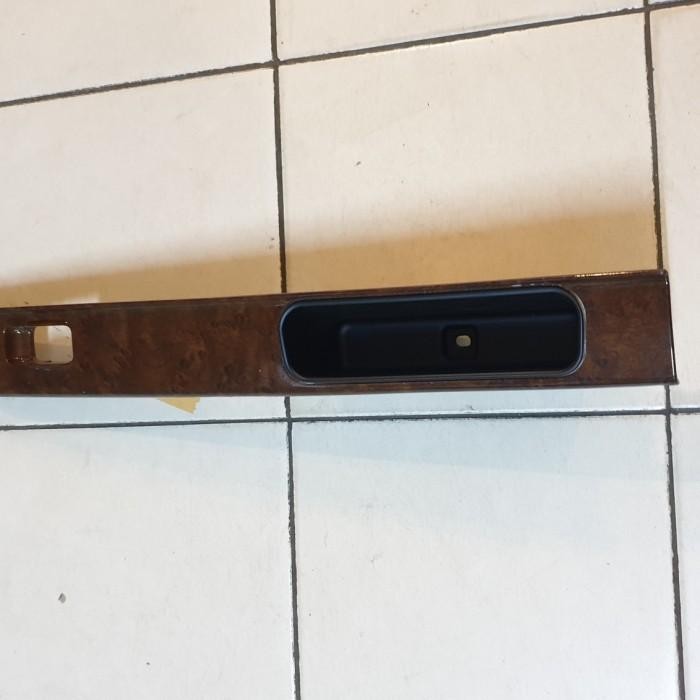 Cover Power Window Panel Wood Belakang Kanan Asli Mitsubishi Kuda