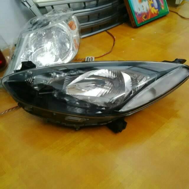 Headlamp Lampu Depan Mazda 2