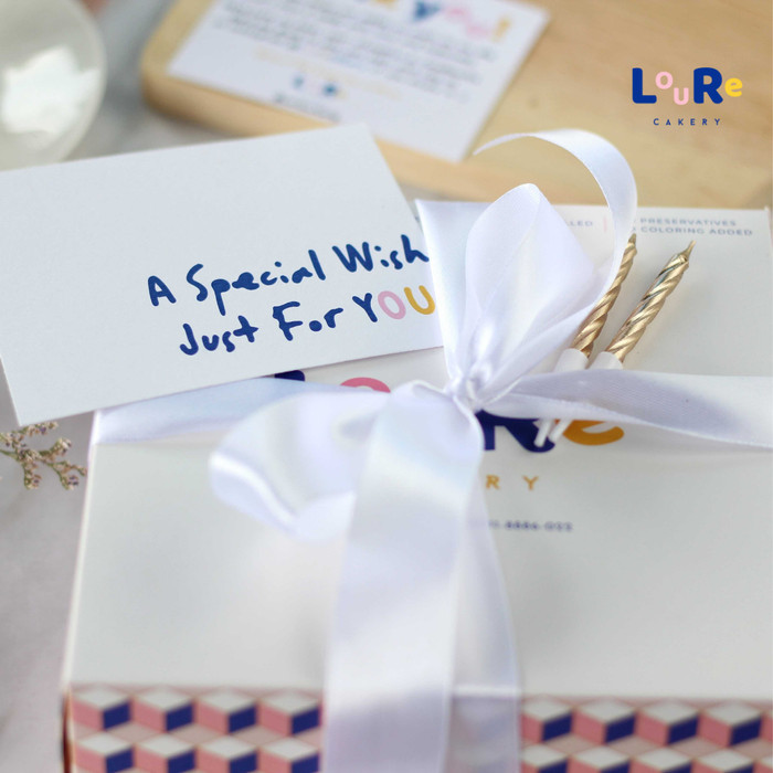 

Loure Cakery - Hampers Package Box Of 2 Cakes / Hampers Kue Ready