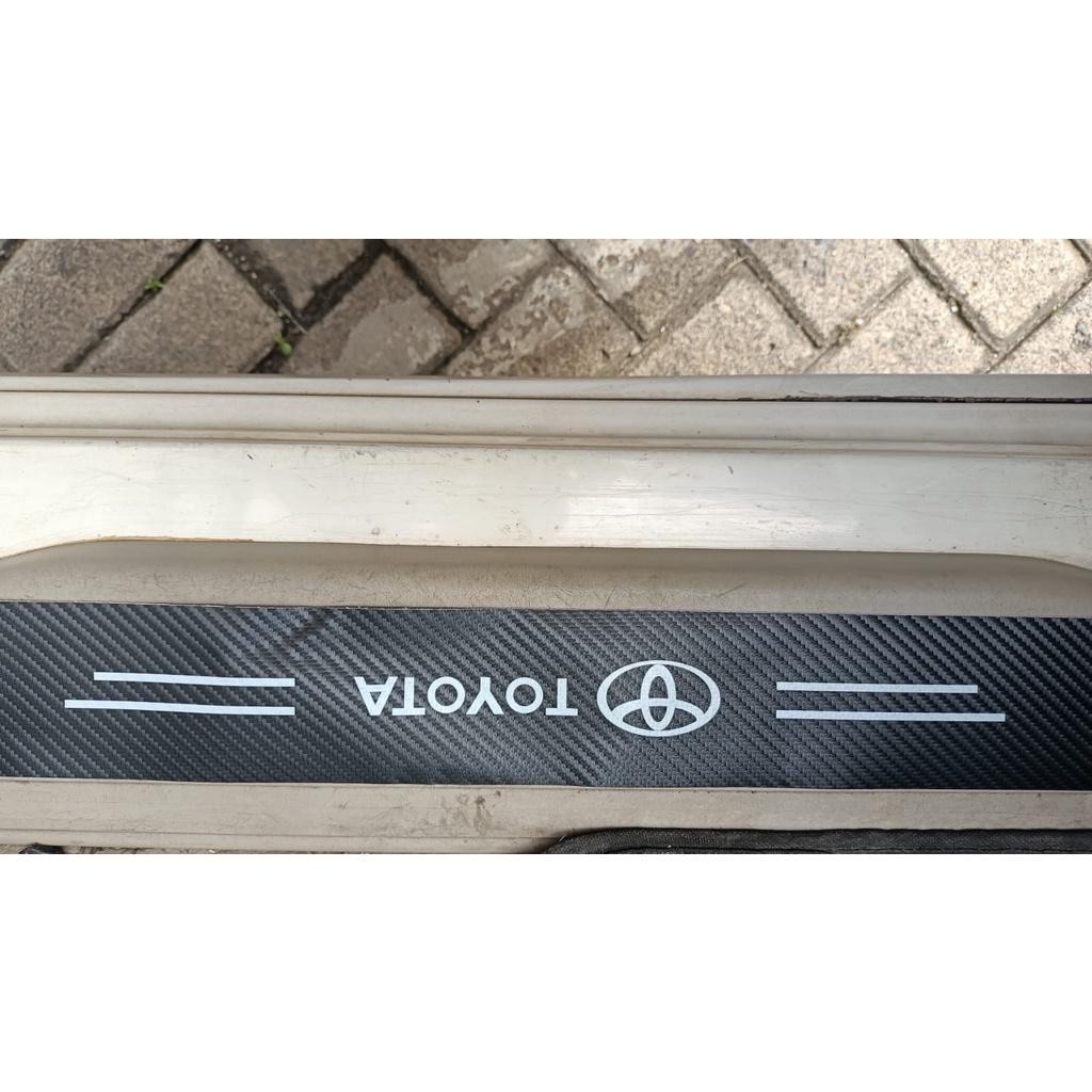 Stiker Strip Toyota Motif Pola Serat Karbon Carbon Pelindung Pijakan Kaki Pintu Masuk Mobil Anti Gor