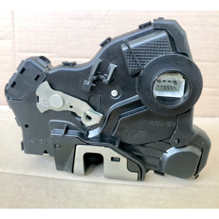 Door Lock Assy Pintu Depan Kanan mobil Toyota Innova, Fortuner, Hilux