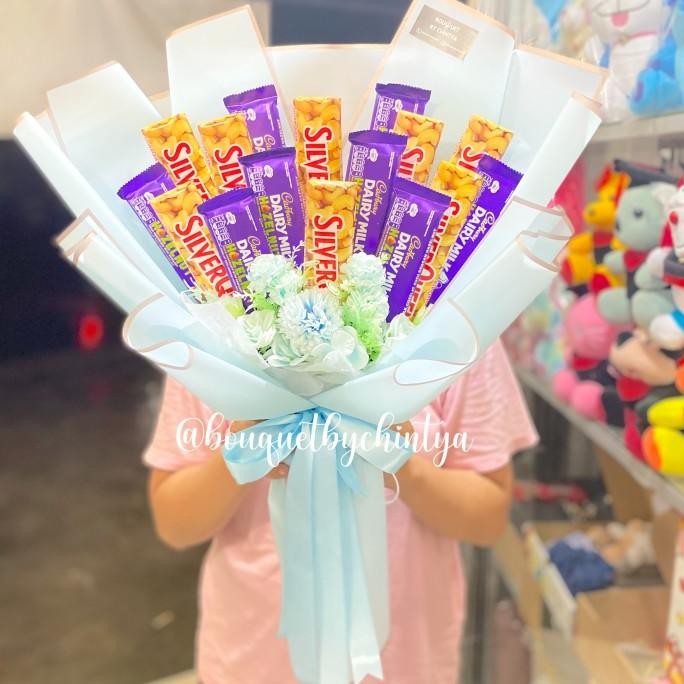 

Buket Coklat Wisuda Murah / Buket Valentine Coklat Silverqueen Dairy Milk / Kado Wisuda Hadiah Ulang Tahun