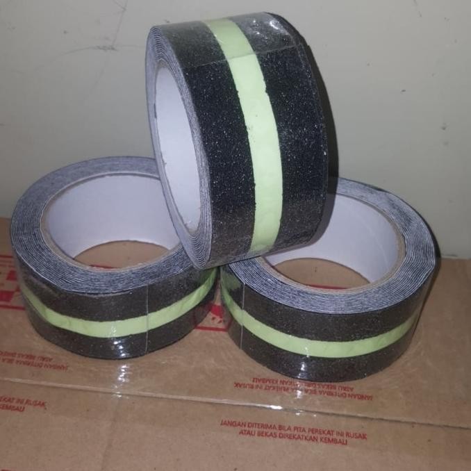 

LAKBAN LIST FOSFOR SAFETY WALK HITAM ANTI SLIP UKURAN 48MM X 5MTR ASLI