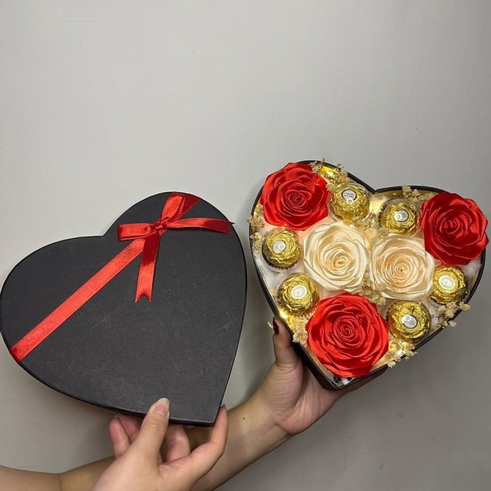 

KADO HADIAH VALENTINE 2025 LOVE GIFT BOX HARI KASIH SAYANG BUNGA + COKLAT FERRERO