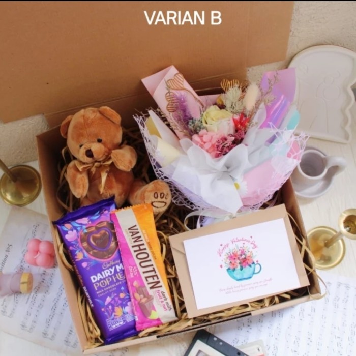 

VALENTINE GIFT BOX HAMPERS 2025 BONEKA + BUKET BUNGA PRESERVED FLOWER + COKLAT FERRERO / CADBURY