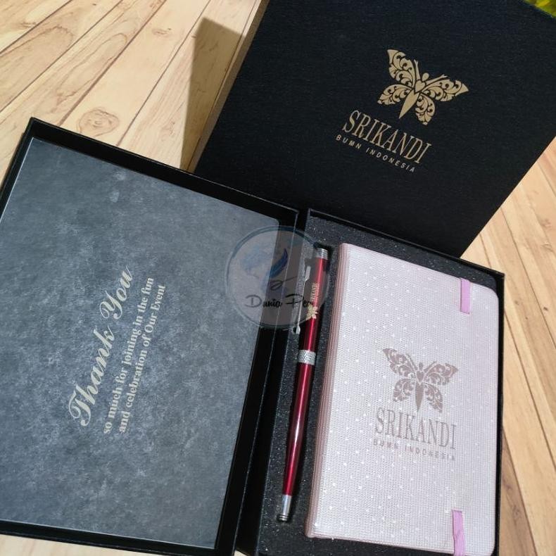 

PJJ-1621 Giftset Elegan Pulpen metal dan Notes A6, Souvenir Promosi, Kado dan Hadiah Acara Hampers Hemat
