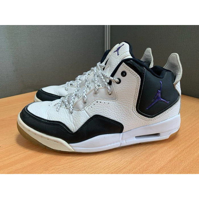 SEPATU BASKET JORDAN COURTSIDE 23 BLACK WHITE SIZE 42