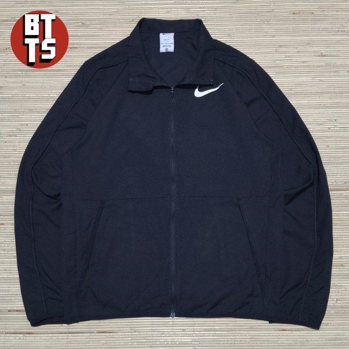 JAKET FITNES PRIA NIKE MEN TRAINING DRI-FIT TEAM WOVEN TAG PINWIL