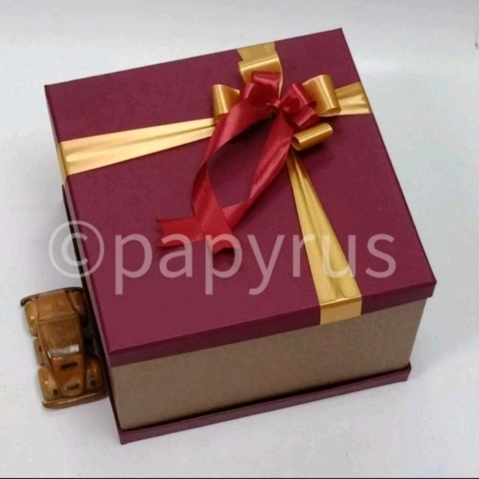 

PAPYRUS Sandwich 30x30 Tinggi 20cm Kotak Kado Gift Box