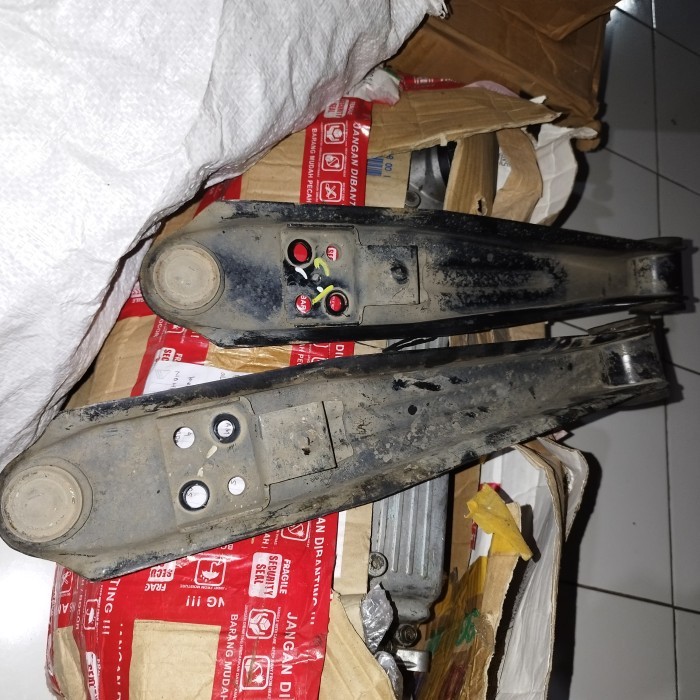 LOWER ARM SAYAP SUZUKI FUTURA 1.5 APV SET