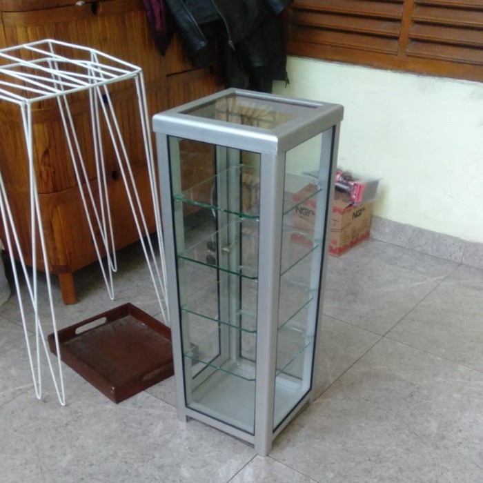 Etalase Kaca Pajangan Jam Tangan