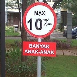 

Rambu Batas Kecepatan dan Hati-Hati Banyak Anak-Anak