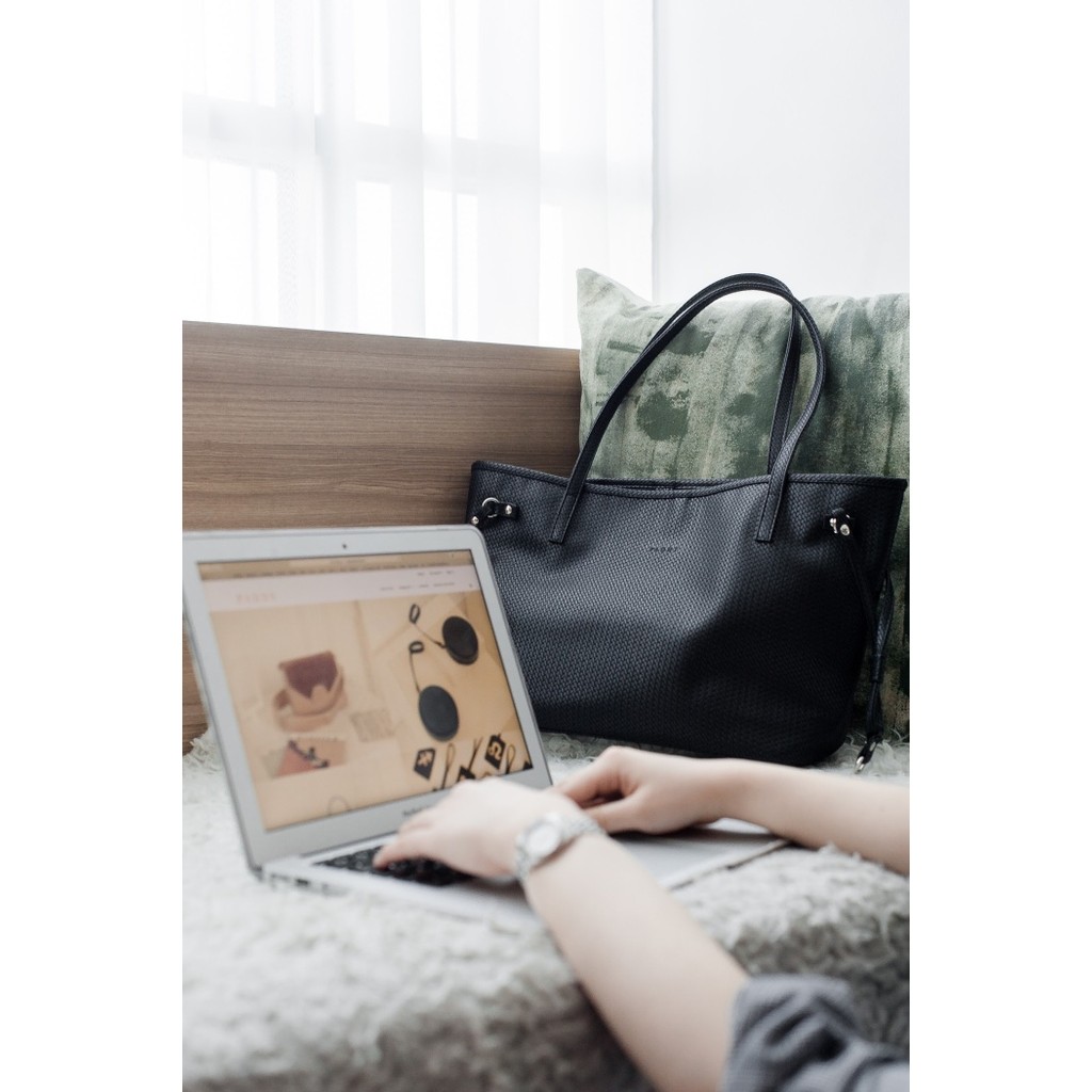 Paddy by nica Avery Tote Bag in Night (black)