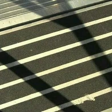 

Salee! Safety Walk Anti Slip Merek KM Ukuran 2" x 18.2M Hitam Lakban Antislip
