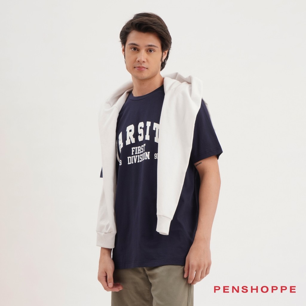 Kaos Grafis Regular Fit Divisi Pertama Penshoppe untuk Pria (Biru Abad Pertengahan) [Kaos] |Xr7pV6Ea