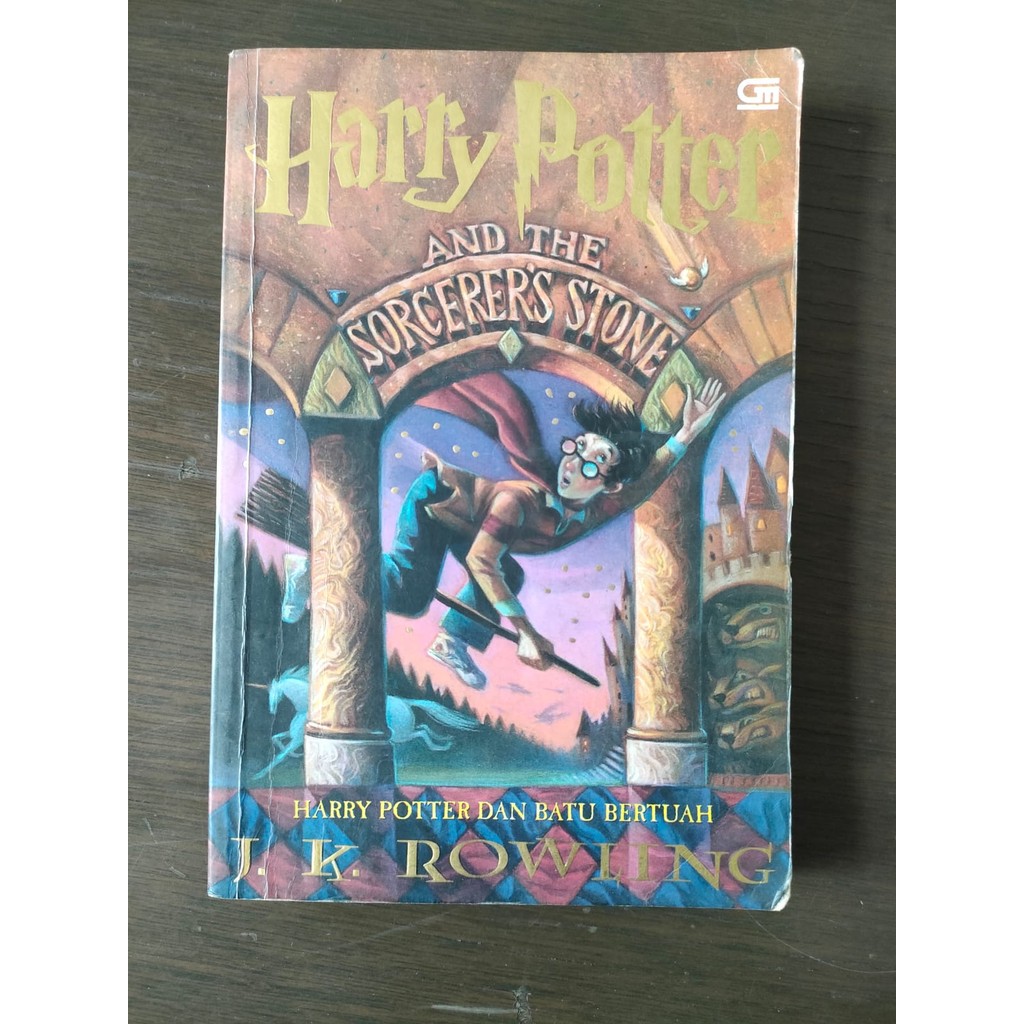 BUKU NOVEL HARRY POTTER AND THE SORCERERS STONE