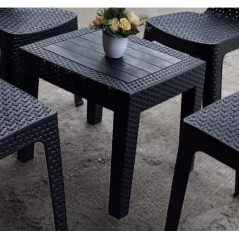 Kursi teras anyaman plastik Tabitha dan meja LAJ