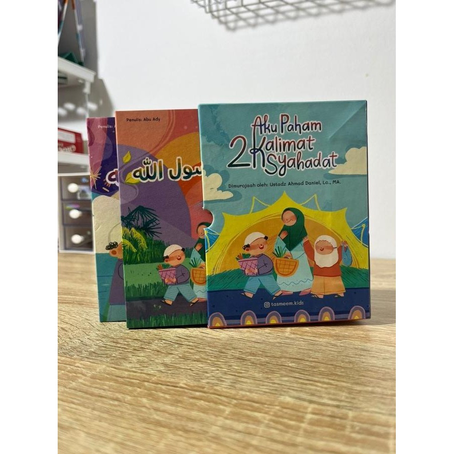 

Buku Anak AKU PAHAM DUA KALIMAT SYAHADAT | 2 Boardbook Tasmeem + box