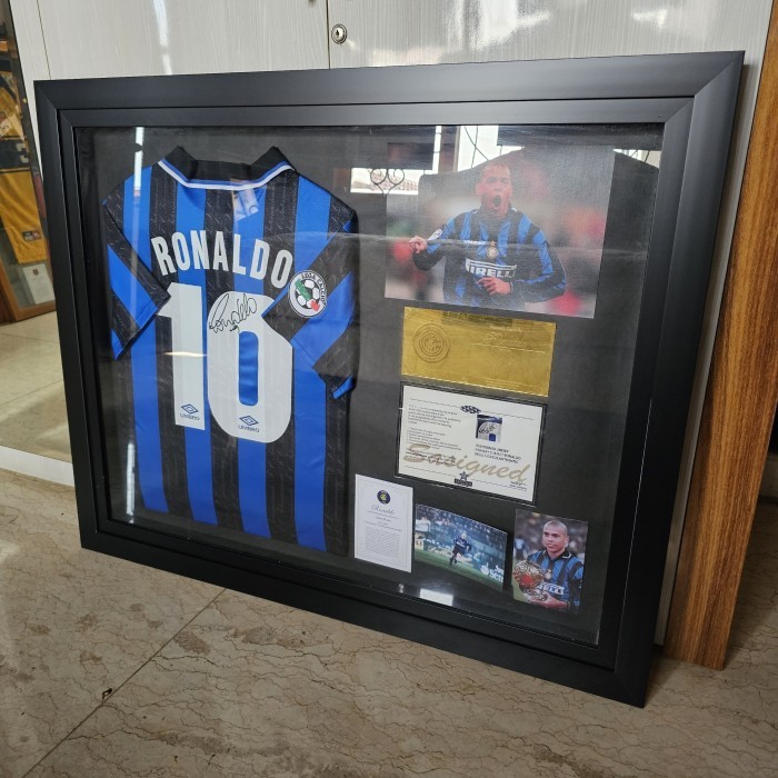 JERSEY IN FRAME INTER MILAN 1997/1998 SIGNED BY RONALDO R9 WITH COA