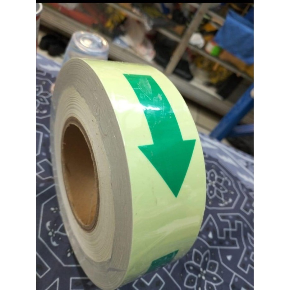 

STICKER GLOW IN THE DARK PANAH 5CM X10MTR STIKER PANAH FOSPOR