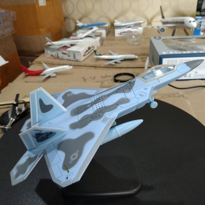 miniatur Diecast pesawat tempur f-22 raptor panjang 22 cm bahan besi