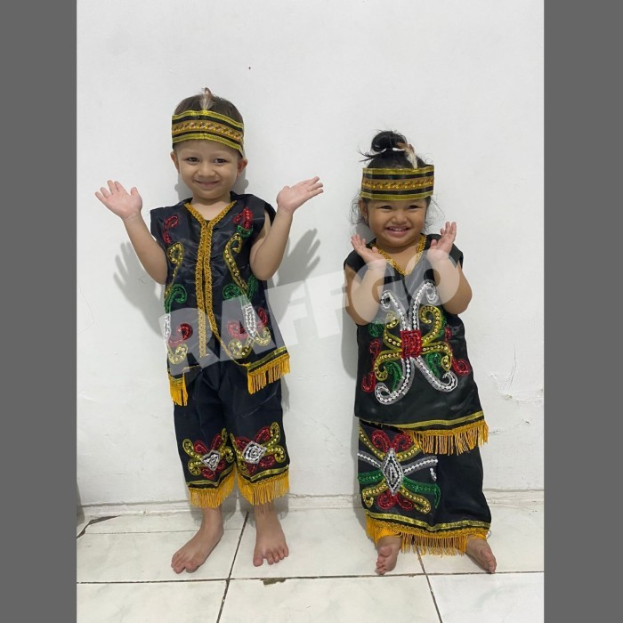 baju adat dayak anak perempuan