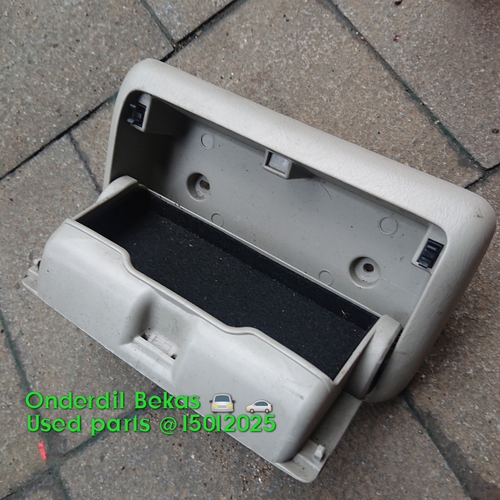 tempat kacamata Nissan infiniti A33 tahun 2002