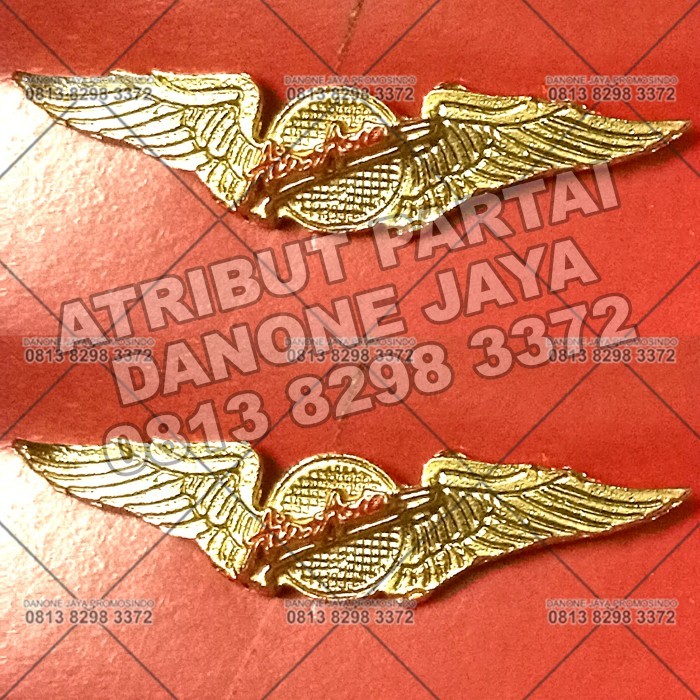 pin emblem wing pramugari penerbangan air asia