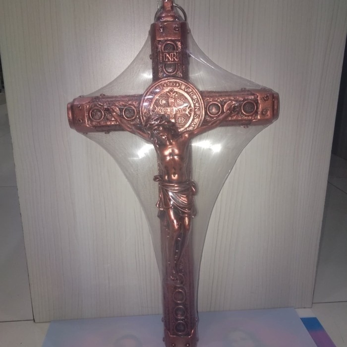Salib Dinding Gantung Katolik Benedictus Metal Unik Gercep
