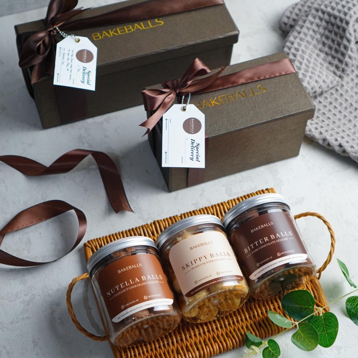 

Threelogy Hamper By Bakeballs Gift Set Premium Cookies Ready