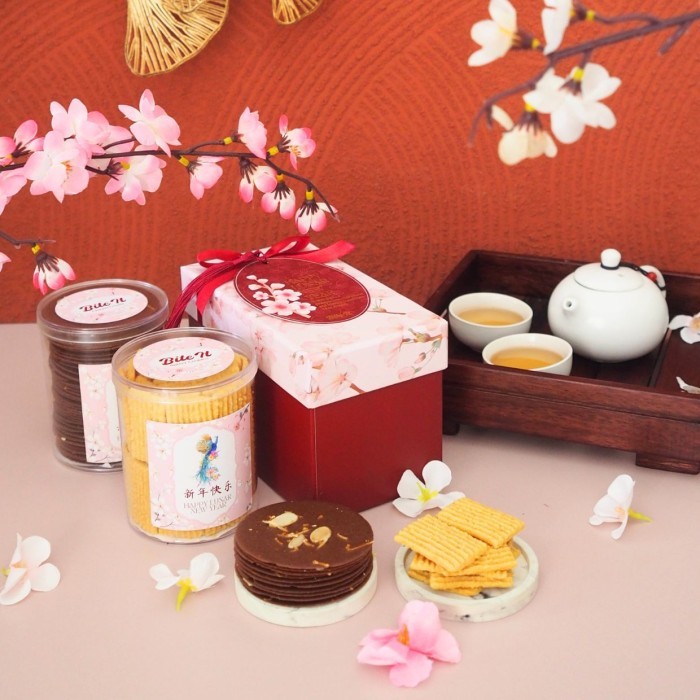 

Sumire - Chinese New Year Hampers / Parcel Imlek / Almond Crispy Gercep