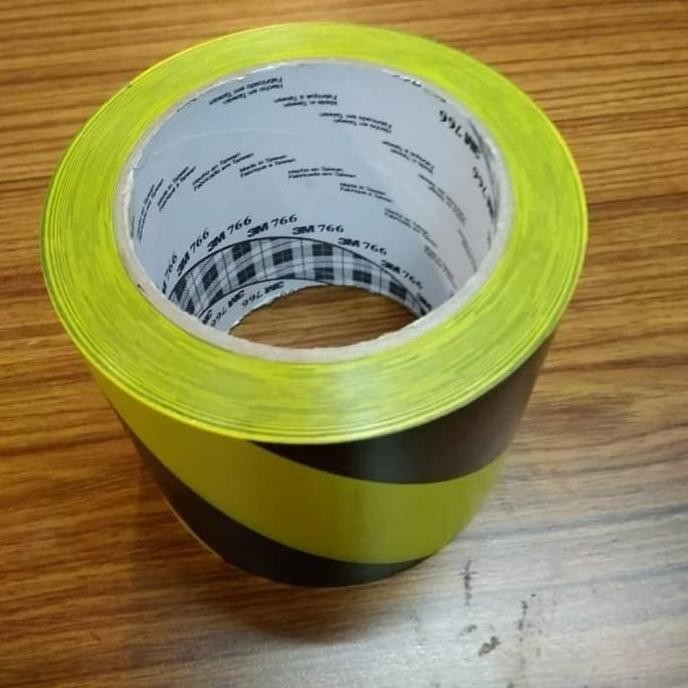 

FLOOR MARKING TAPE 3M 766 LAKBAN LANTAI KUNING HITAM 3" X 33 METER ASLI