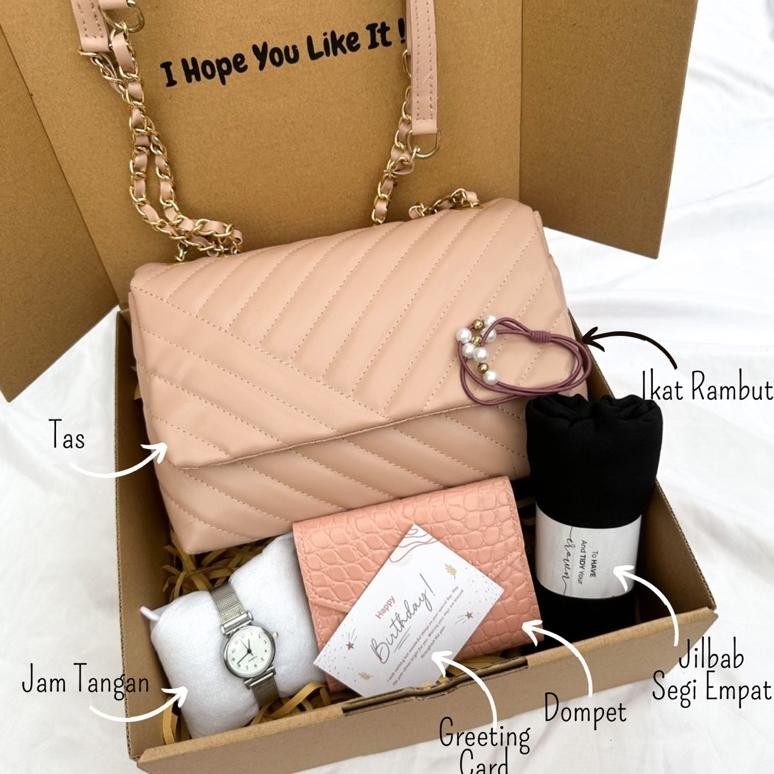 

CR - [A8884]HAMPERS GIFT BOX MAURA BAG/KADO ULANG TAHUN PACAR/KADO AYANG/KADO ANNIVERSARY/KADO VALENTINE/HAMPERS LEBARAN/HAMPERS RAMADHAN/HADIAH PERNIKAHAN/KADO HARI GURU/KADO IBU/KADO LDR/KADO BESTIE TERLARIS