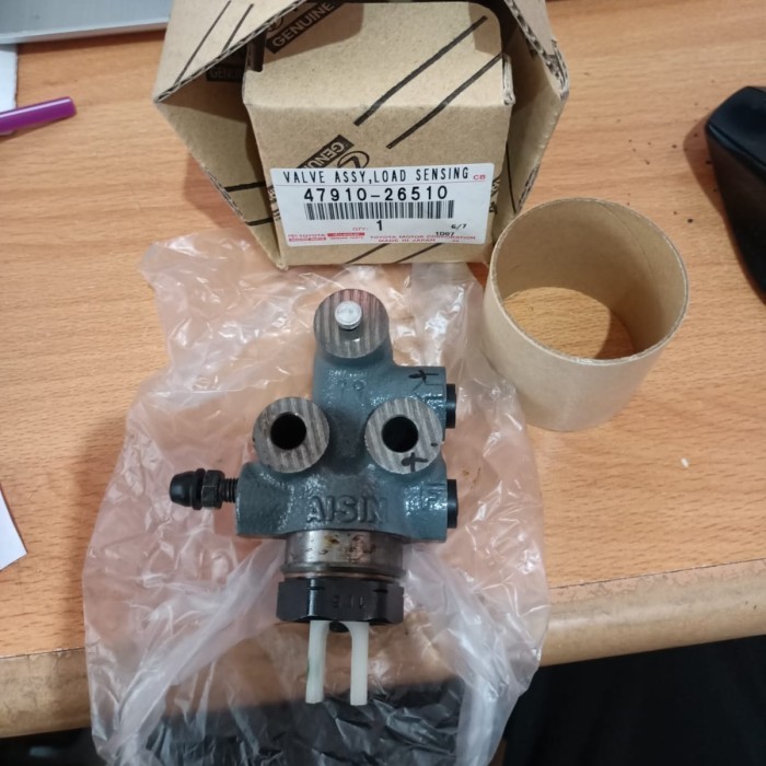 

TERJAMIN Valve Assy Pembagi Minyak rem Jahe HIACE COMMUTER 47910-26510