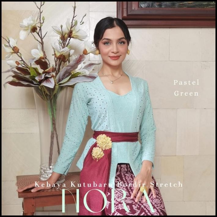 Set Lengkap Pakaian Adat Bali Kebaya Wanita Best Seller
