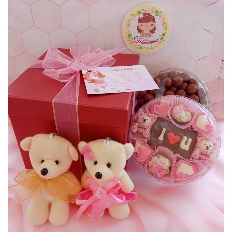

HAMPERS VALENTINE COKLAT BONEKA DIKEMAS KOTAK HARDBOX MERAH