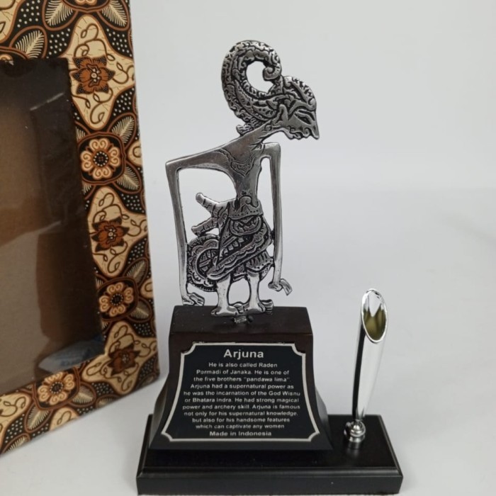 

TERBARU! Plakat souvenir tempat pulpen wayang /tempat alat tulis/12x4x20cm