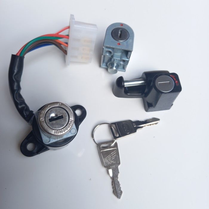 KUNCI SET KEYSET KONTAK KUNCI STANG HELMET HOLDER NOS C70 C50 C90