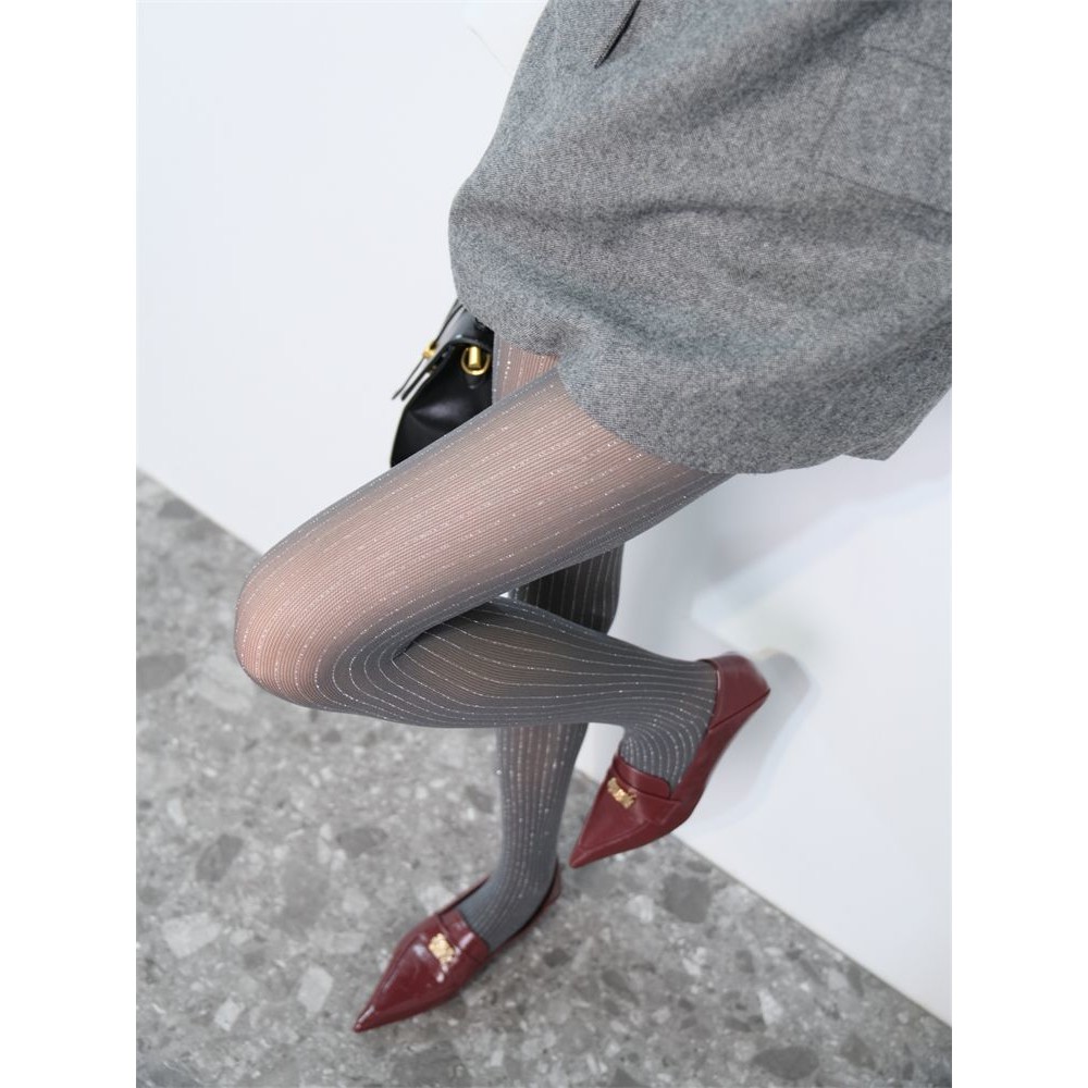 Stoking Wanita Sutra Cerah Abu-abu Kunci Rendah, Stoking Bergaris Vertikal Abu-abu untuk Wanita