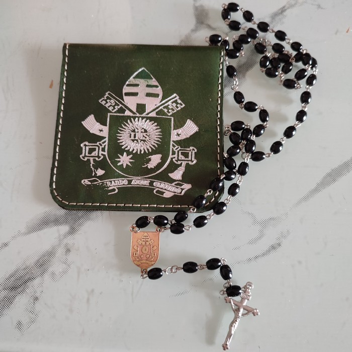 

Rosario Hadiah Paus Fransiskus ( Tiruan)