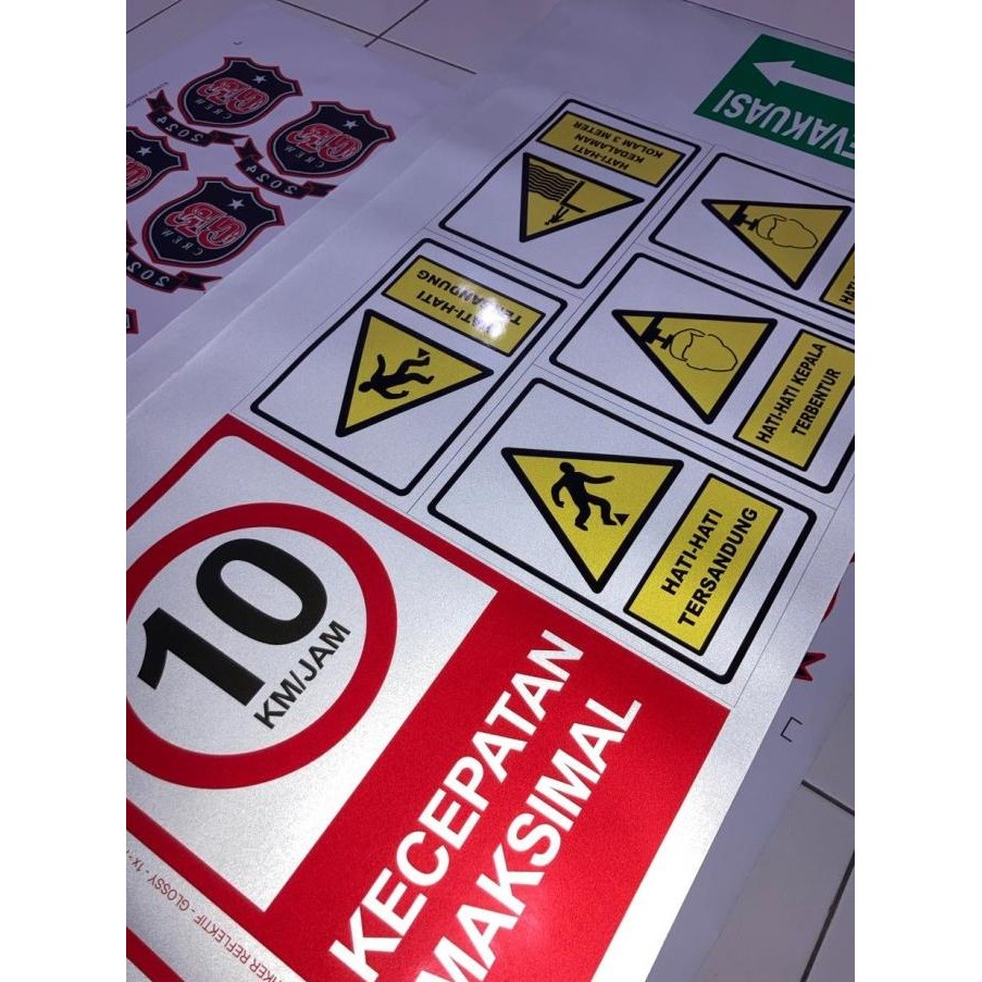 

Cetak Stiker Scotlite / Reflektif Meteran + Laminating + Cutting Pola