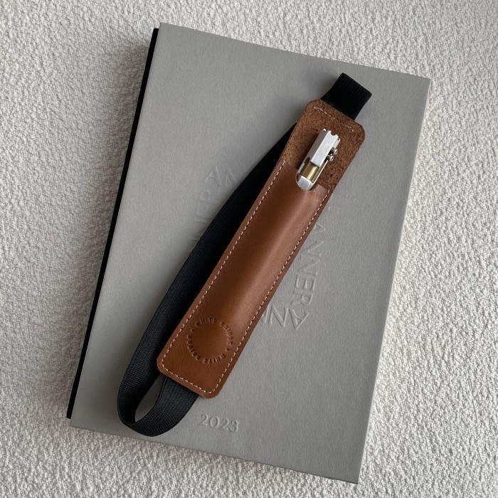 

Farizal - Leather Pen Holder For Book (A5/Ipad/Tablet)