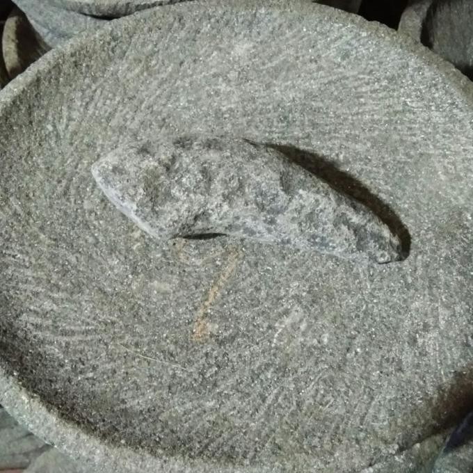 

Cobek Batu LONJONG Pahat Alam Lereng Gunung Asli Ukuran 32 Cm Oval HM