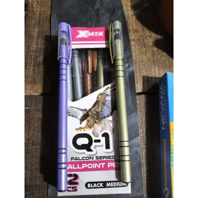 

1 Kotak isi 12 Pena X Data Q1 warna Hitam