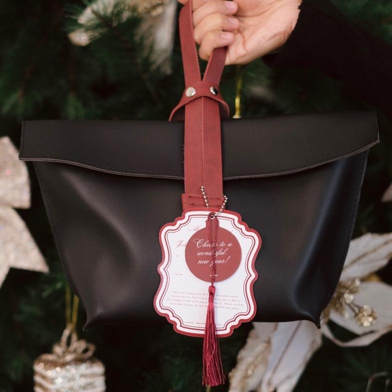 

Kjh Grace | Hampers Tas Leather | Hampers Natal| Hampers Custom | Hampers Rumda | Godie Bag
