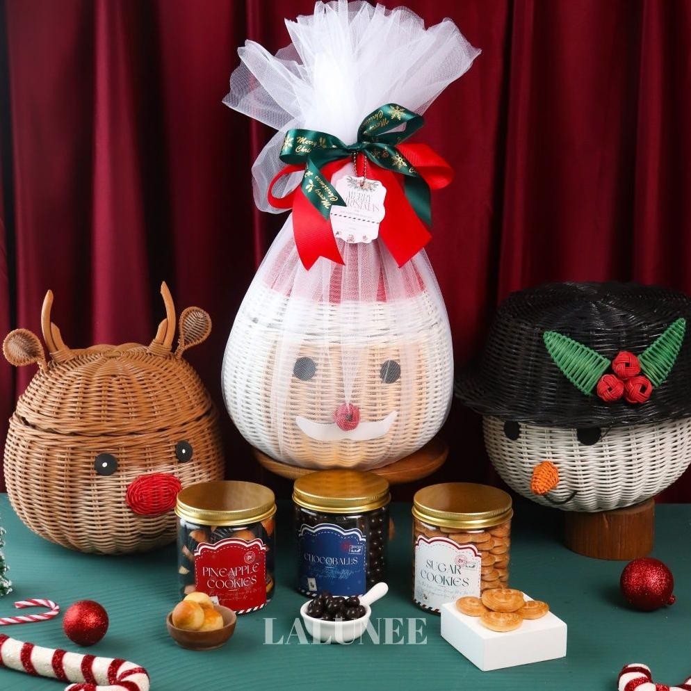 

Hampers Keranjang Karakter Natal Unik - Bingkisan Natal isi Cookies Coklat - Parsel Keranjang Rotan