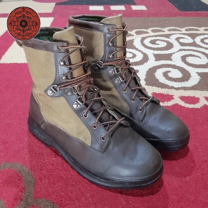 DANNER BOOTS GORE-TEX INSULATED ROUND TOE BOOTS..NOT REDWING, RED WING, TIMBERLAND, THOROGOOD