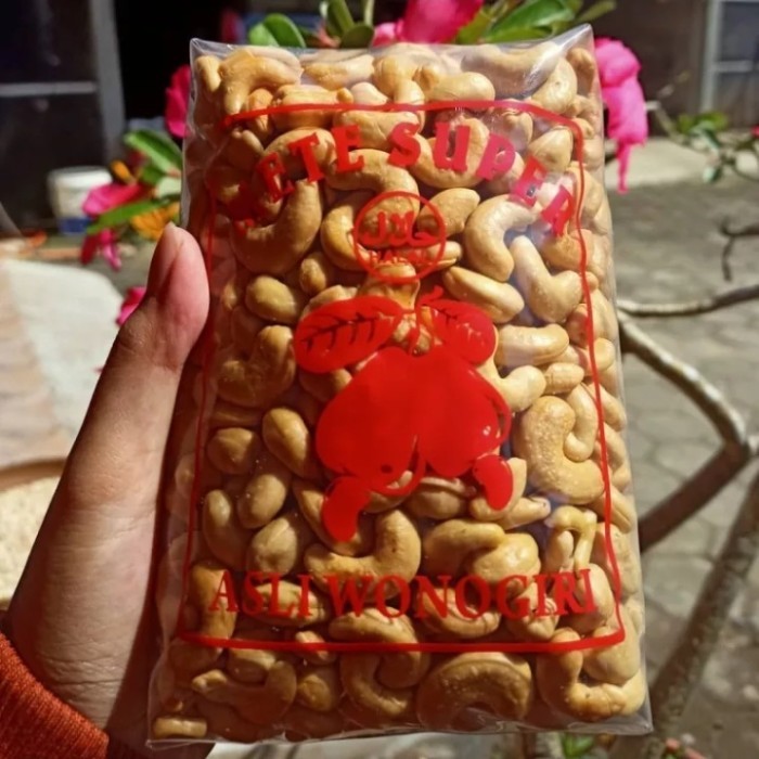 

Ready Kacang Mete / Mede Super Asli Wonogiri (Mentah) 1000 Gram / 1 Kg